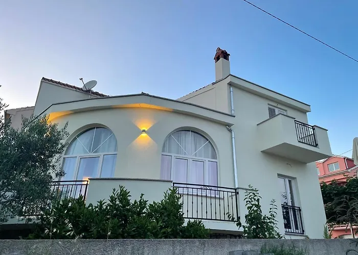Anic House